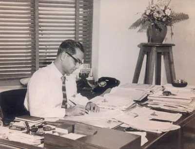 Ramesh speaking to seekers during daily talks