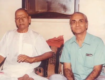 Ramesh explaining Advaita concepts with hand gestures